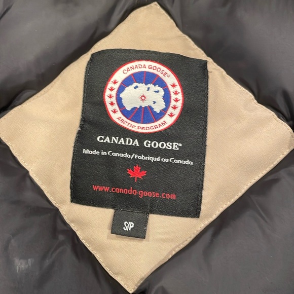 Canada Goose puffer coat - Picture 4 of 16